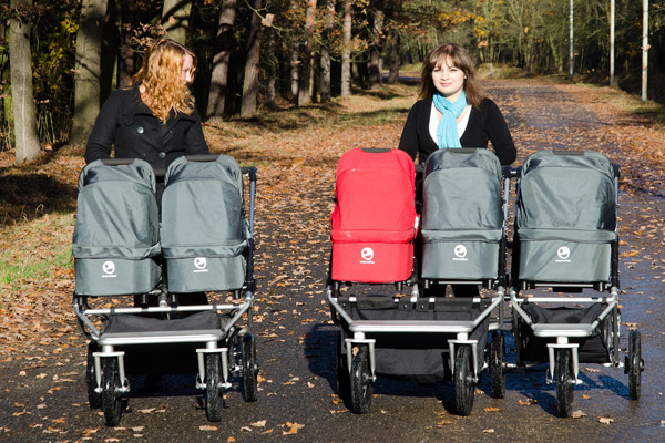 Alexandra Kiňová (vpravo) s kočárky pro paterčata. Foto: © Firma Daniela