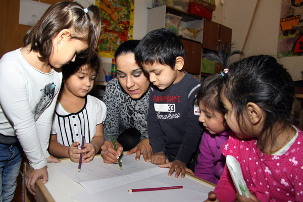 Doučování romských dětí z muzejního klubu, Brno, 2011. Foto: © L. Grossmannová. Z nesbírkové kolekce Muzea romské kultury.