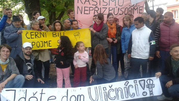 „Spojme se!“ hlásá uskupení Blokujeme. Foto: © Blokujeme.