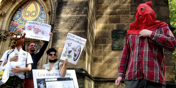 Der Käfer Pytlík, den die Initiative als Beispiel für einige negative Eigenschaften der Tschechen verwendet, wurde am Ende des Marsches aufgehängt. Foto: © Lukáš Houdek