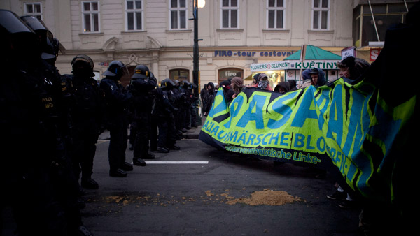 Für den 17. November 2013 hatte die Initiative „Ne rasismu“ in Prag zur Demo „Gemeinsam gegen Faschismus“ aufgerufen. Foto: © Barbora Kleinhamplová.