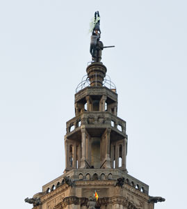 Při jedné akci Matthias vylezl v Heilbronnu na věž kostela a na vrcholu věže udělal stojku. Foto: © Kimura Noriyuki