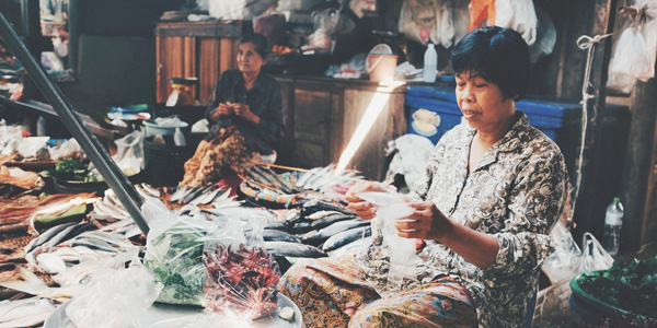 Life of Maeklong Railway Market; Photo (detail): amelia soo (@flickr) / CC BY 2.0
