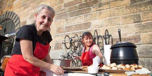Die obdachlosen Köchinnen Zuzana und Helena am Moldauufer © Zdeňka Hanáková Die obdachlosen Köchinnen Zuzana und Helena am Moldauufer © Zdeňka Hanáková