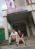 Pierre und Elisabeth vor dem Verbündungshaus in der Forststraße, Foto: © Isabelle Daniel