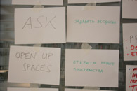 „WHAT CAN PUBLIC ART DO?“
Nuotraukų galerijoje pateikiama Vilniuje kūrybinių dirbtuvių metų įvykusios sąvokų ir požiūrių kartografijos dokumentacija. Dirbtuvių dalyviai atsakė į klausimus apie viešosios erdvės sąvokas ir meno viešose erdvėse vaidmenį: kas yra viešumas? Viešumas turėtų (būti)...Kaip sukurti viešumą? Ką gali padaryti menas viešose erdvėse? Kaip kuriamas viešumas? Ką gali menas viešose erdvėse?