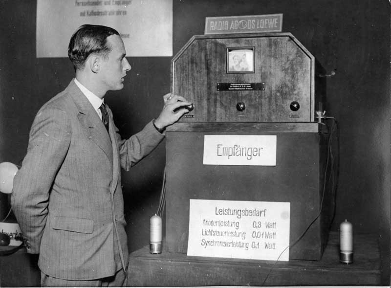 Фон арденне. Манфред фон Арденне первый телевизор в Германии. Manfred von Ardenne что изобрел. Телевизор 1931 года. Изобретение барона Манфреда фон Арденне.