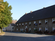 Das Gasthaus „Zum Schwan“ in Groß Särchen, Gemeinde Lohsa, Landkreis Bautzen, Sachsen. Hier starb der Sage nach der Zauberer und sorbische Volksheld Krabat. Autor: j.budissin (Julian Nitzsche), CC BY 3.0