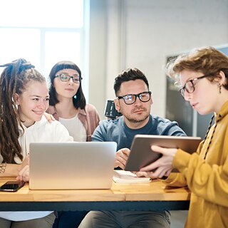 (min-width: 1366px) 592px, (min-width: 1200px) 544px, (min-width: 992px) 440px, 100vw