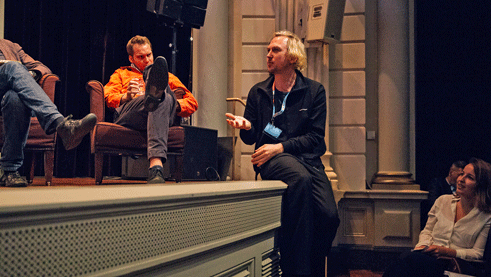 Lars Eidinger joins in from the audience.