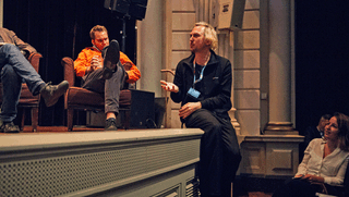 Lars Eidinger joins in from the audience.