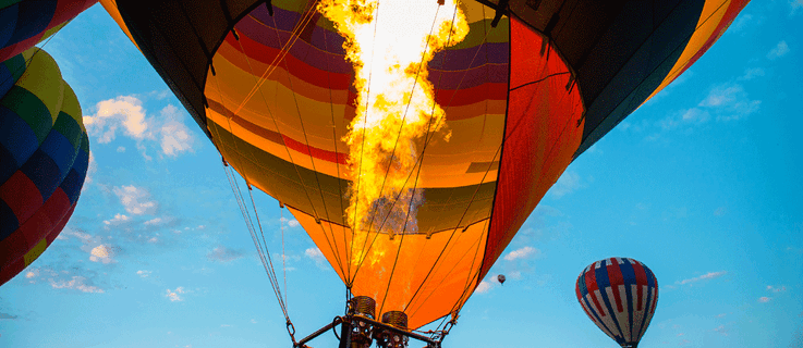 Hvorfor flyver en luftballon? – Dette spørgsmål kan eleverne blandt andet udforske i tyskundervisningen.