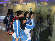 Schülerinnen und Schüler der Yueyang Fremdsprachenschule besuchen das Museums für biologische Proben.