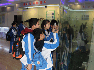 Schülerinnen und Schüler der Yueyang Fremdsprachenschule besuchen das Museums für biologische Proben. © © Bo Xiao Schülerinnen und Schüler der Yueyang Fremdsprachenschule besuchen das Museums für biologische Proben.