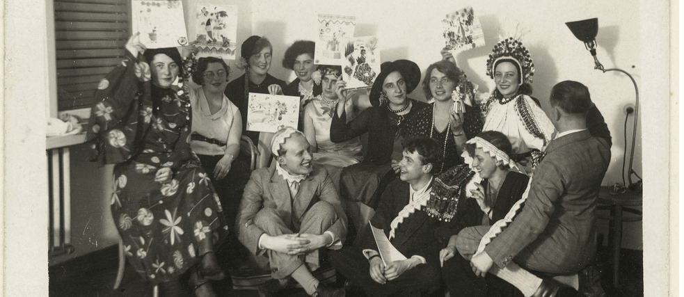 Isječak Studenti tekstilnog odjela prikazuju "lažne" diplome koje im je kao šalu predala Gunta Stölzel(autor nepoznat) 1930. 