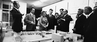 Iris Dullin-Grund (Mitte) erläutert das Modell des Hauses der Kultur Neubrandeburg, undatiert