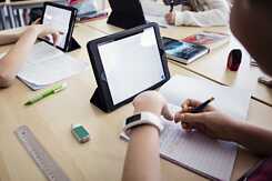 Schüler:innen beim Online-Unterricht