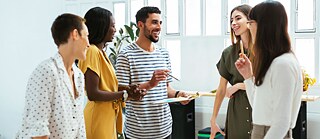 Eine Gruppe junger Menschen in einer Besprechung.