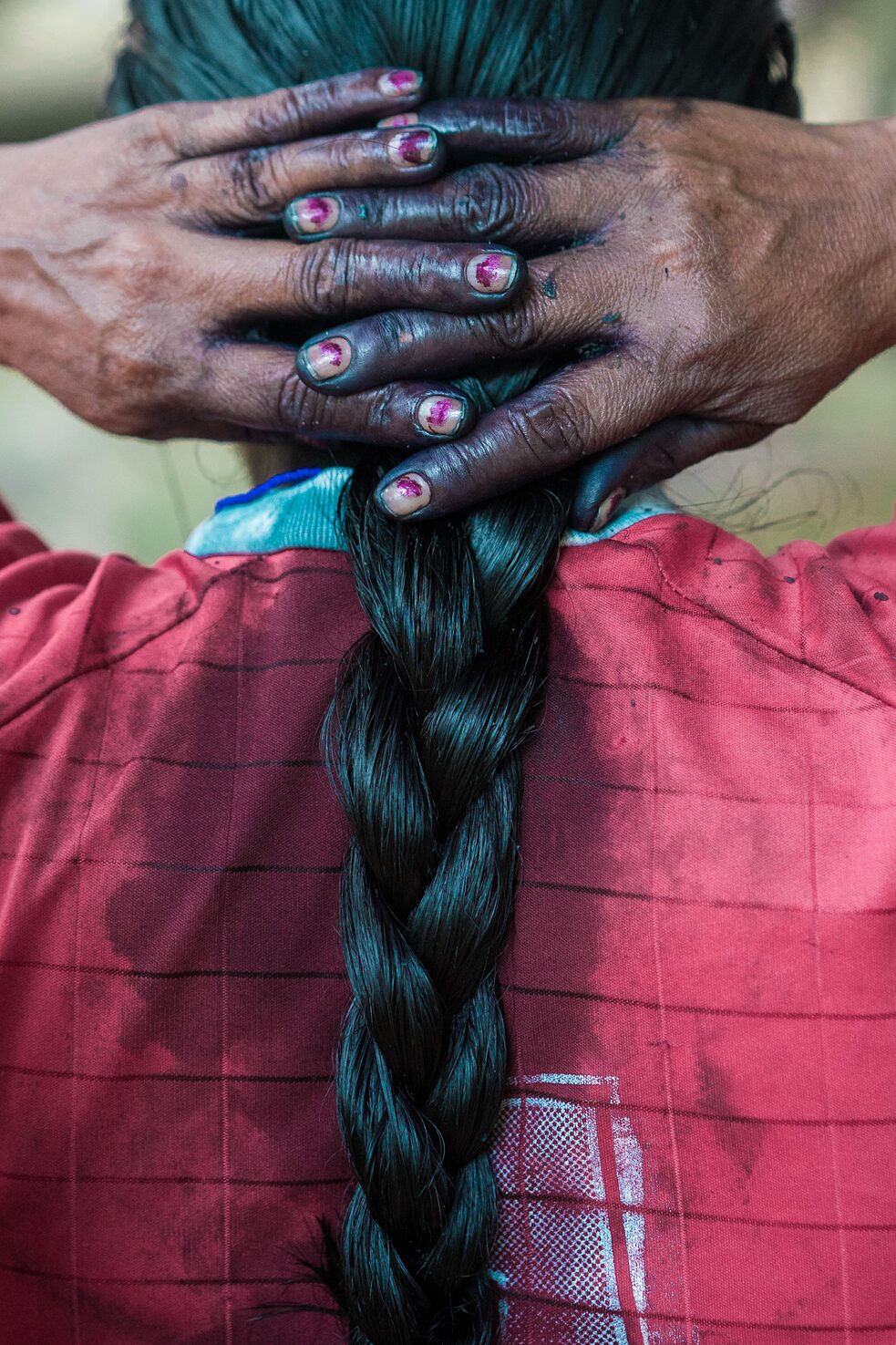 Magdalena Santi spreads wituk through her hair.
