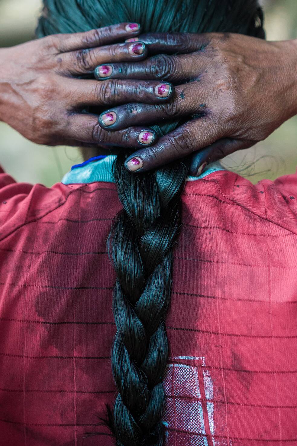 2016. Magdalena Santi passa wituk no cabelo. Wituk é um pigmento escuro produzido a partir de uma fruta amazônica conhecida como wituk, e pode permanecer no cabelo de um indivíduo por até duas semanas. Esse pigmento é um elemento muito importante das tradições de Sarayaku.
