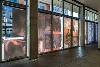 Die Fensterfront des Goethe Pop Up Kansas City als gläserne Ausstellungsfläche: There Are Black People in the Future 