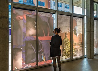 Die Fensterfront des Goethe Pop Up Kansas City als gläserne Ausstellungsfläche: There Are Black People in the Future 