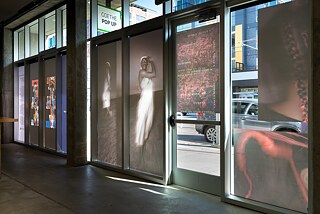 Die Fensterfront des Goethe Pop Up Kansas City als gläserne Ausstellungsfläche: There Are Black People in the Future