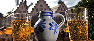 Der typische Frankfurter Apfelwein im gerippten Glas und dem traditionellen Bembel.