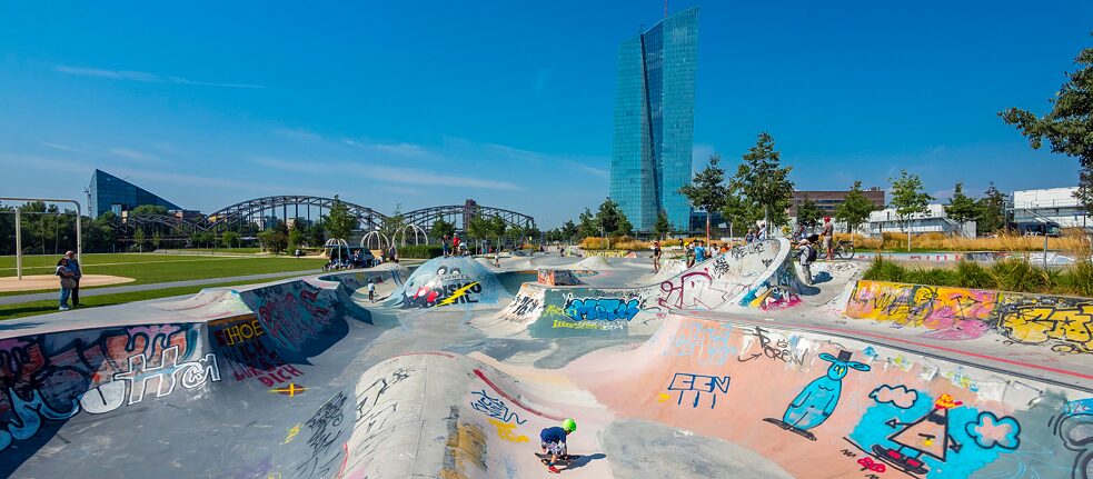 Città di contrasti: lo skate park vicino alla Banca Centrale Europea.  