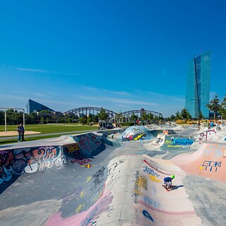 Città di contrasti: lo skate park vicino alla Banca Centrale Europea.  