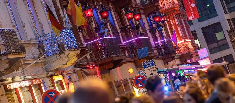 Im Erdgeschoss Restaurants und Szeneclubs, darüber Rotlicht: Das Bahnhofsviertel zieht Menschen aus ganz unterschiedlichen Gründen an.