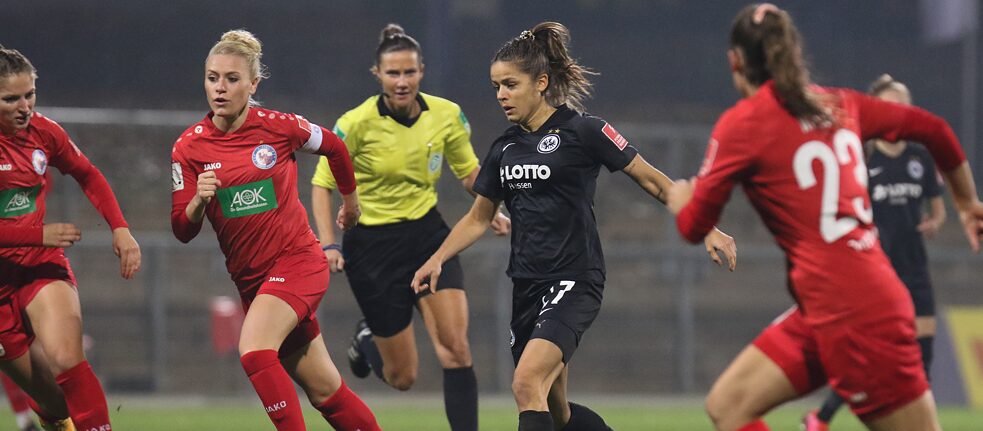 法蘭克福足球俱樂部女足隊（黑衣）在一場德國足球甲級聯賽中與波茨坦渦輪第一女足球俱樂部（紅衣）對決。