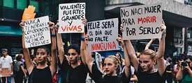 „Mutig, stark, groß und lebendig“ treten unter anderem in Uruguay Frauen gegen Gewalt auf die Straßen. | Foto: Vale Cantera