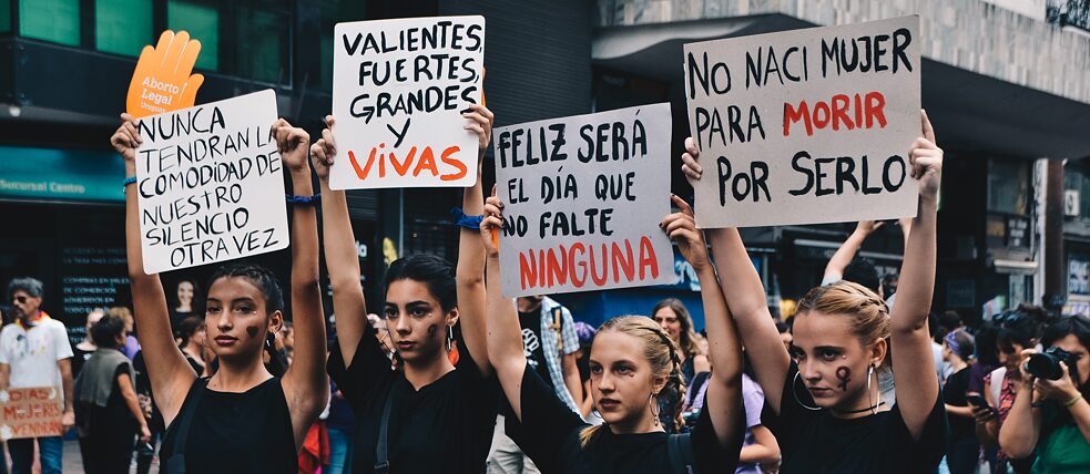 „Mutig, stark, groß und lebendig“ treten unter anderem in Uruguay Frauen gegen Gewalt auf die Straßen. | Foto: Vale Cantera
