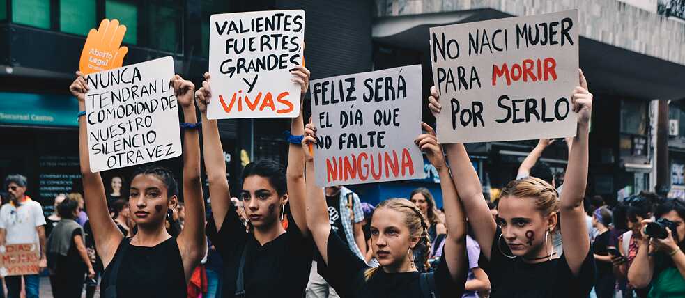 „Mutig, stark, groß und lebendig“ treten unter anderem in Uruguay Frauen gegen Gewalt auf die Straßen. | Foto: Vale Cantera