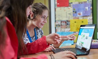Zwei Frauen vor einem Laptop