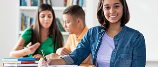 Νέα γυναίκα μελετά.