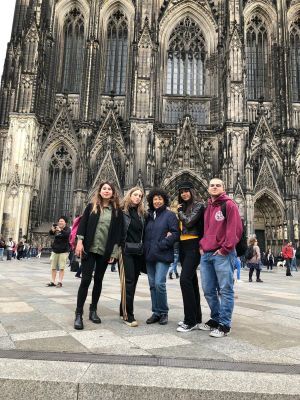 Grazia Zagariello (Mitte) mit ihren Austauschschüler*innen in Köln