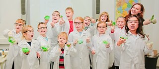 Kinder führen Chemie-Experimente durch