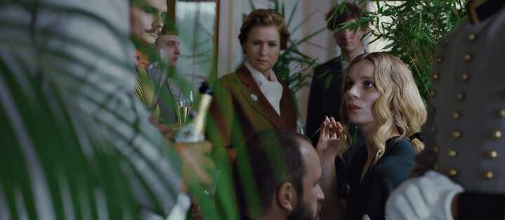 „Blutsauger“ von Julian Radlmaier, mit Daniel Hoesl, Martin Hansen, Corinna Harfouch, Alexandre Koberidze, Alexander Herbst, Lilith Stangenberg