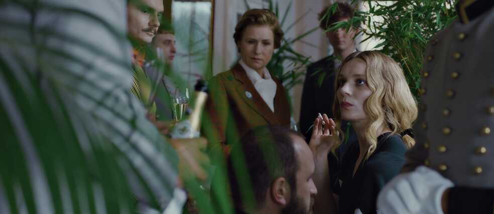 „Blutsauger“ von Julian Radlmaier, mit Daniel Hoesl, Martin Hansen, Corinna Harfouch, Alexandre Koberidze, Alexander Herbst, Lilith Stangenberg