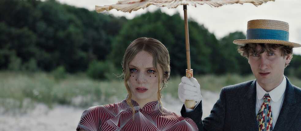 „Blutsauger“ von Julian Radlmaier, mit Lilith Stangenberg und Alexander Herbst