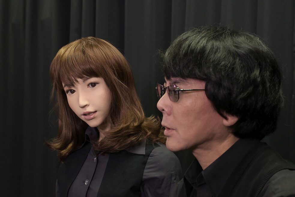 KI-gesteuerter Roboter ERICA mit ihrem Erfinder Hiroshi Ishiguro