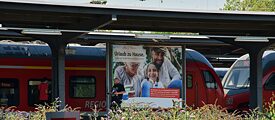 Werbung auf einem Bahnsteig in Deutschland