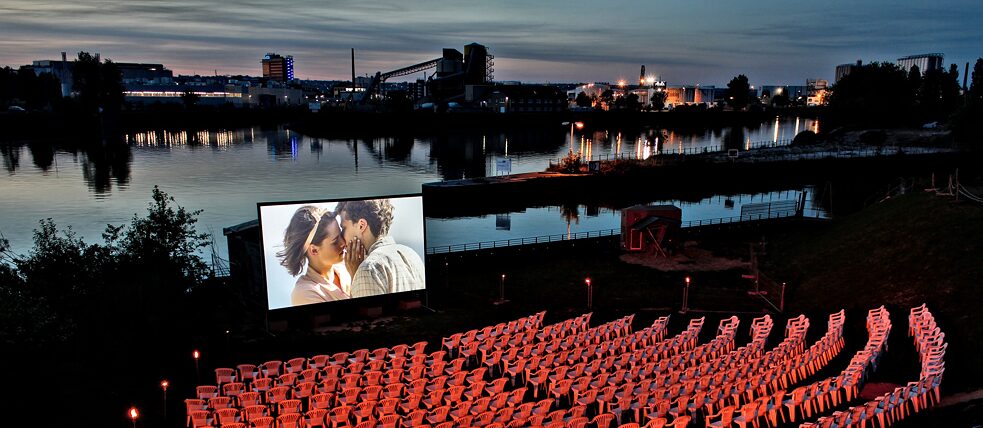 在梅因河邊奧芬巴赫鎮上第二碼頭舉行的露天電影院。
