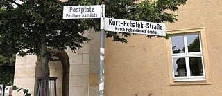 Die sorbische Sprache ist in der Lausitz allgegenwertig. Wie hier in Bautzen sind Straßenschilder und historische Infotafeln zweisprachig ausgeführt.