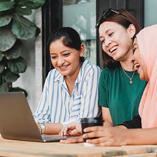 Drei Frauen vor Laptop