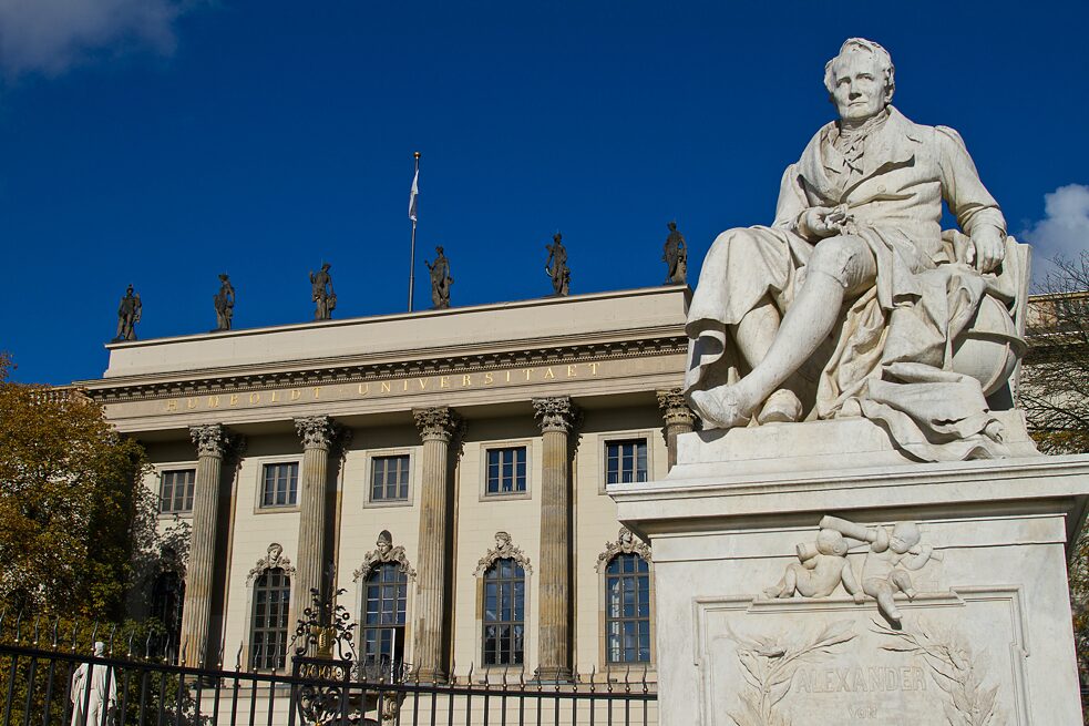Die Humboldt-Universität in der Straße Unter den Linden im Bezirk Mitte. Im Vordergrund steht die Statue Alexander von Humboldt.