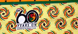 Latitude – Textil festivo ghanés con el logotipo y lema para el 60 aniversario de la independencia, Accra 2017.