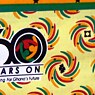 Latitude – Tissu de célébration ghanéen avec le logo et la devise du 60e anniversaire de l’Indépendance, Accra, 2017.